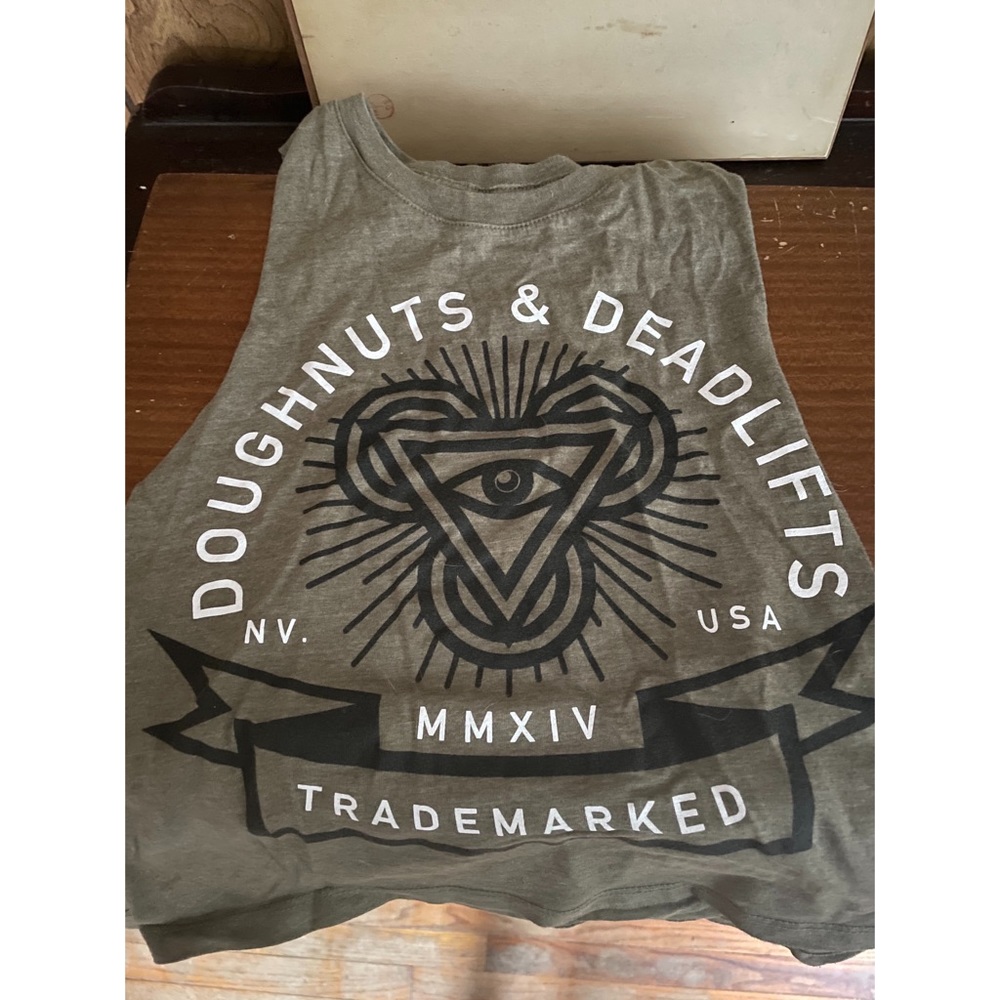 Doughnuts and deadlifts crop tank top